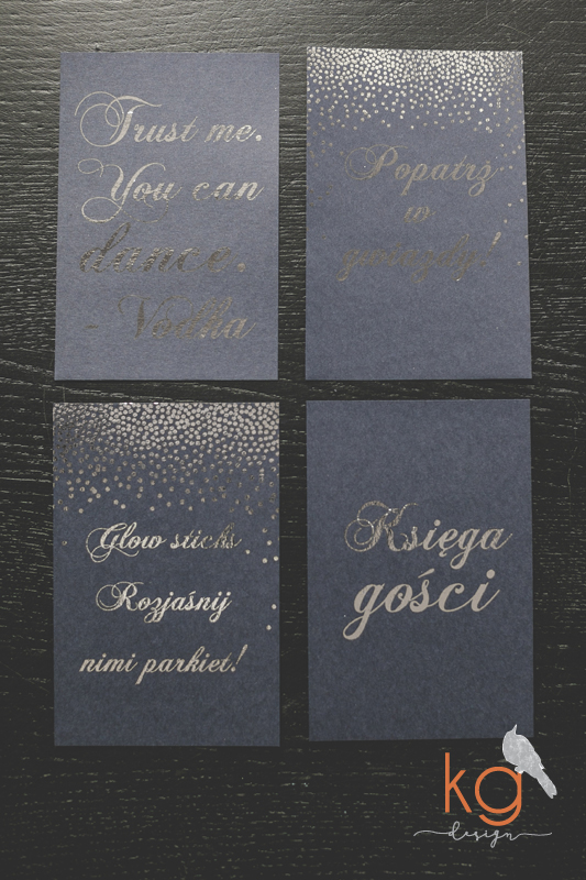 gwiazdy, granatowe, posrebrzane, srebrny, rozgwieżdżone niebo, oryginalne, osobne karty, nietypowe, błyszczący, granatowy papier, eleganckie, romantyczne, RSVP, poligrafia ślubna, papeteria ślubna, projekt ślubny, gwiazdy, kropeczki, niebo usiane gwiazdami, nocne zaproszenie slubne, zaproszenie slubne z gwiazdami, kg design papeteria slubna, poligrafia slubna, bochnia, krakow, warszawa, nietypowe i oryginalne zaproszenia, blyszczace, gold foil, posrebrzane, granatowo-srebrne, noc, gwiazdy, letni slub, granatowy papier, czarny papier, gold foil silver foil, pozłacane, posrebrzane, dodatki-slubne-weselne-gwiazdy-srebrne-blyszczace-rozgwiezdzone-niebo-srebrne-kuleczki-menu-winietki-nazwys-stolow-nocne-niebo-niespotykana-wyjatkowa-oryginalna-papeteria