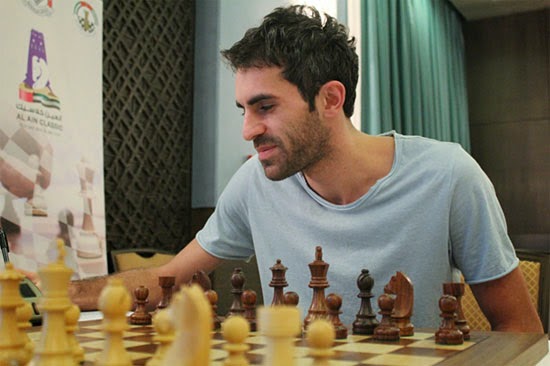 Le vainqueur du tournoi d'échecs d'Al Ain Gaioz Nigalidze semble très détendu à l'échiquier et rentre chez lui avec la coquette somme de 11.000 $ © site officiel