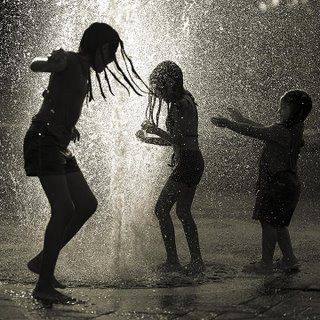 http://4.bp.blogspot.com/-X5hLkvQDxLI/T2XAbcYJXPI/AAAAAAAAFgY/siT-BC0T94Y/s1600/Children+in+the+rain.jpg