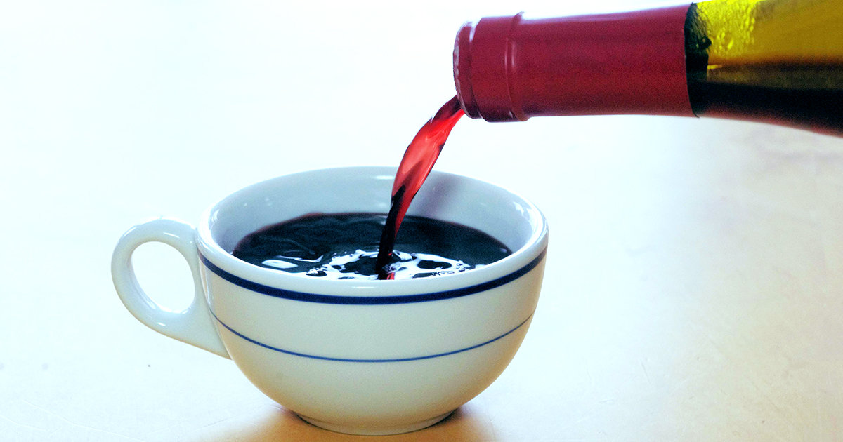 чай с алкоголем. чай с вином. бокал. вина без чаю. чай с вином.