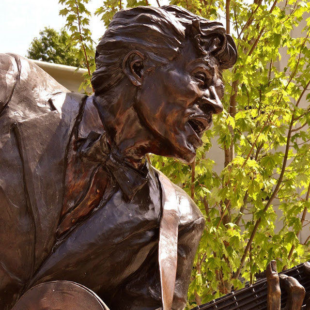 Chuck Berry statue - Johnny B. Goode
