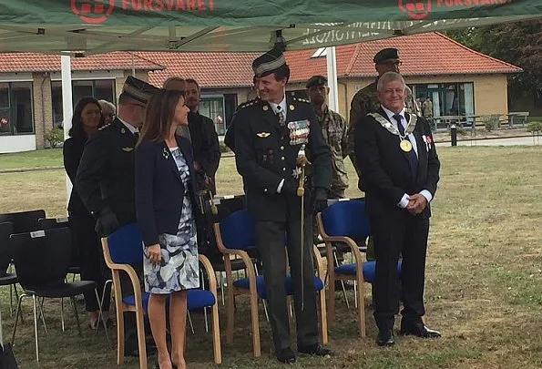 Prince Joachim and Princess Marie visited Hærens Sergent School in Varde. Prince Nikolai in the Royal Danish Army. Hugo Boss dress