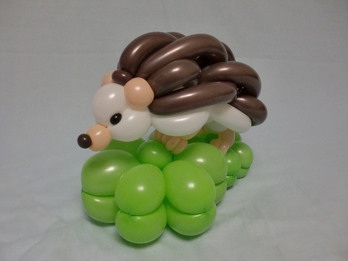 12-Hedgehog-Masayoshi-Matsumoto-isopresso-3D-Balloon-Sculptures-Animals-Insects-and-Human-www-designstack-co