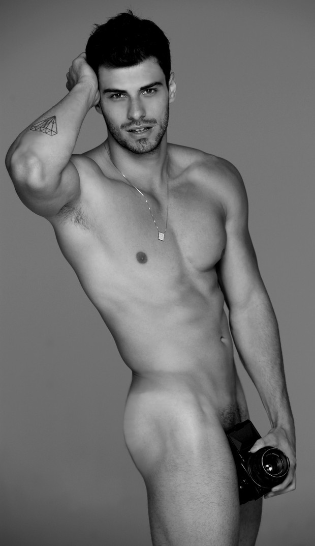 Lucas Malvacini, Mister Brasil 2011, posou nu para a campanha "Nus para o Bem"