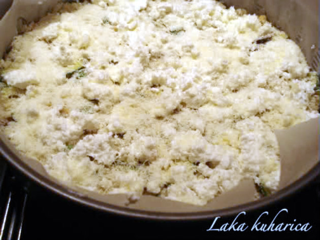 Parmesan risotto cake by Laka kuharica: Sprinkle with ricotta and remaining Parmesan