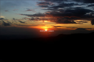 Gunung Andong, sunrise gunung andong, gunung andong magelang, gunung seribu tenda, golden sunrise gunung andong.