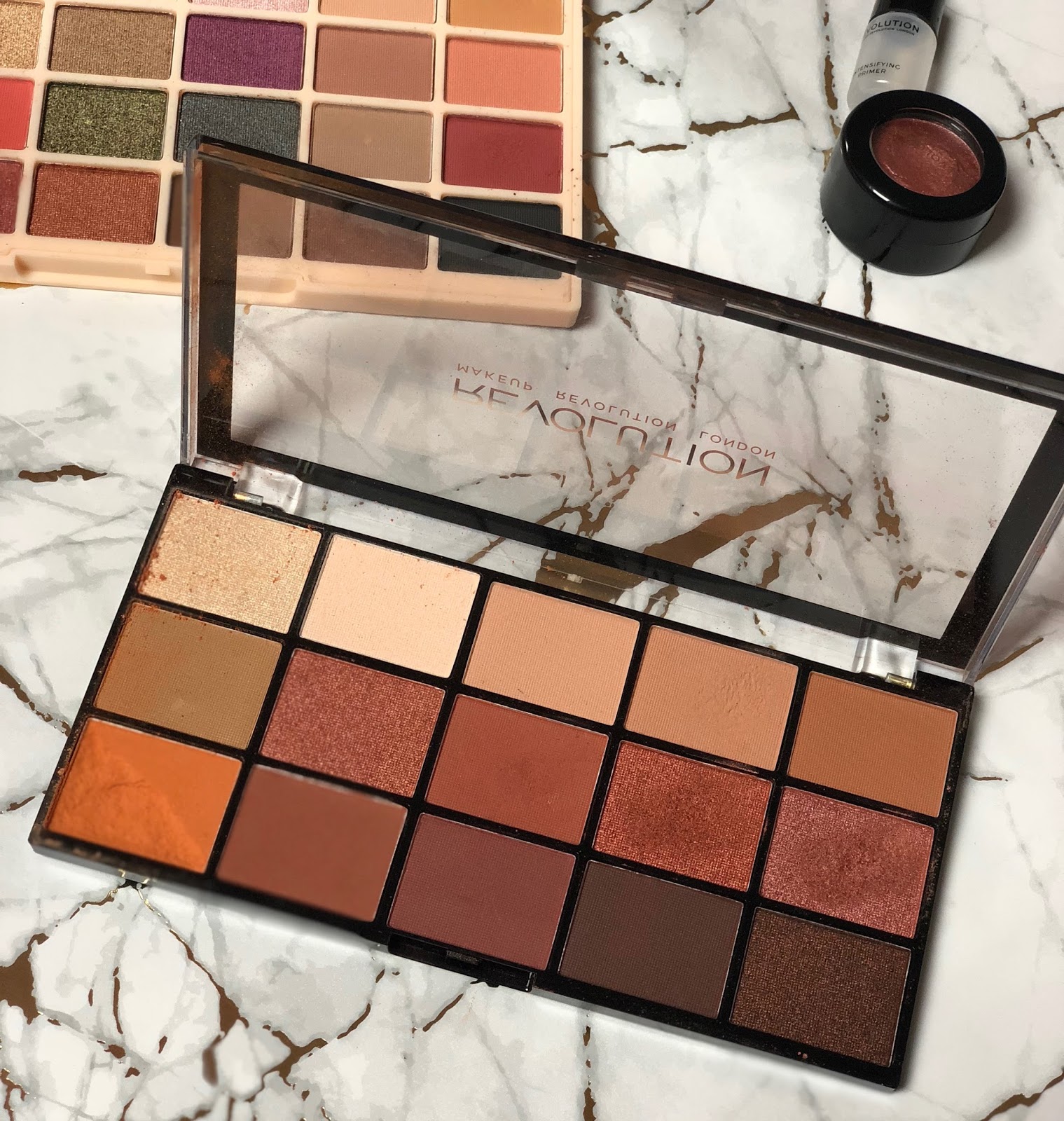 Make up revolution маленькая железная палетка. Make revolution палетки. палетка fire теней revolution. палетки неаолюшн forever flwness. Revolution makeup forever flawless eyeshadow palette: fire.