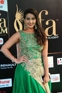 Manjusha in Beautiful Sleeveless Green Anarkali dress at IIFA Utsavam Awards 001