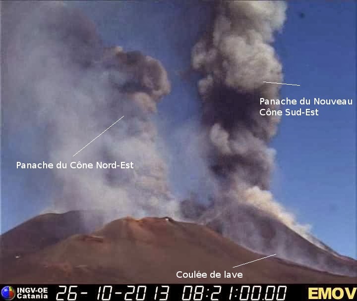 Le double panache de cendres du volcan Etna, 26 octobre 2013 Le double panache de cendres du volcan Etna, 26 octobre 2013
