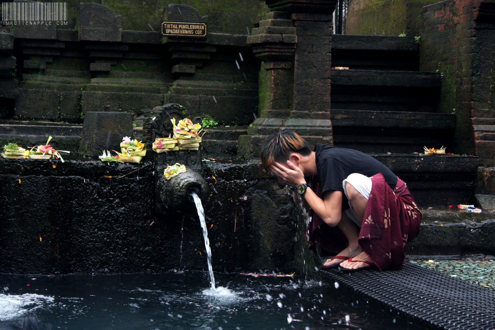 信徒们都会来这里洗身，膜拜，喝圣水  p/s: 别以为这样