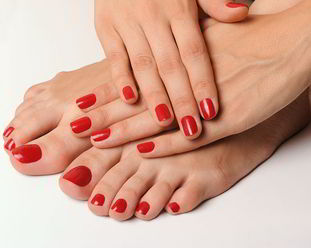 manicure pedicure dłonie stopy pomalowane paznokcie