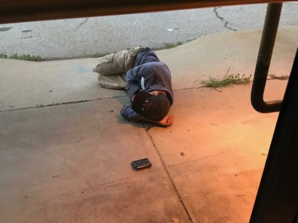 Con la esperanza de encontrar a su mascota, este hombre durmió afuera de la perrera Con la esperanza de encontrar a su mascota, este hombre durmió afuera de la perrera