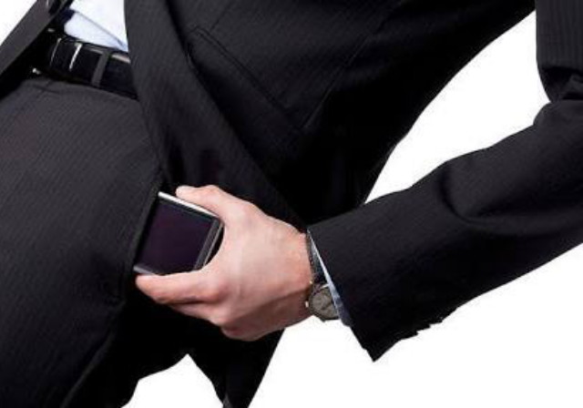 Menaruh Handphone Di Celana Berdampak Terhadap Kesuburan Pria
