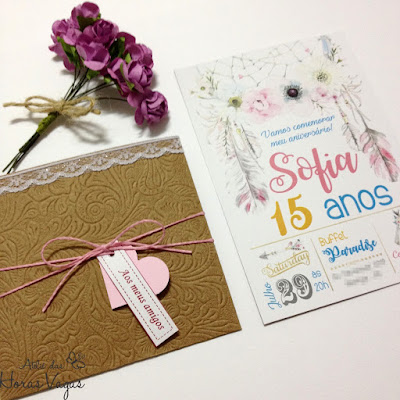 convite de aniversário de 15 anos artesanal personalizado rústico boho chic filtro dos sonhos delicado envelope kraft texturizado com renda cordão com laço e pingente de coração papelaria personalizada para festas scrapfesta scrap