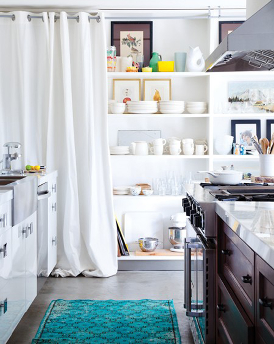Not sure if you'll like a bold turquoise touch for your kitchen? Try a temporary solution, like a beautiful rug, and make up your mind later on!