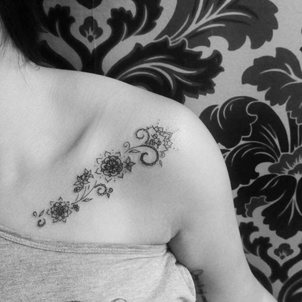 Tatuagens femininas na clavícula Tatuagens femininas na clavícula
