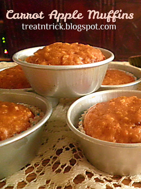 Carrot Apple Muffins Recipe @ http://treatntrick.blogspot.com