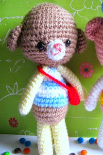 http://translate.google.es/translate?hl=es&sl=auto&tl=es&u=http%3A%2F%2Fwww.jennyandteddy.com%2F2014%2F09%2Ftony-bear-and-toby-dog-free-amigurumi-pattern%2F