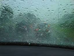 Tips murah menghindari kaca mobil mengembun ketika hujan
