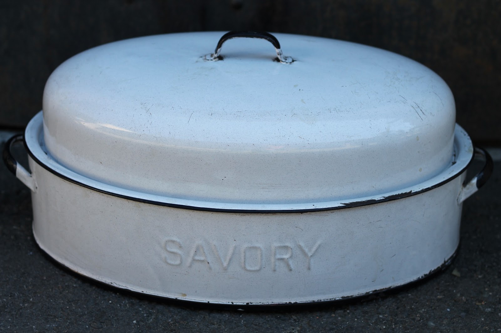 walrus-enamel-roasting-pan-with-lid