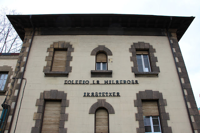 Letrero de La Milagrosa en el edificio de la Fundación Miranda