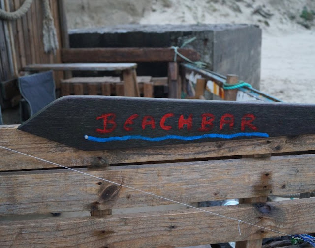 Die Lökken Beachbar: Die coolste Bar der Jammerbucht. Die Lökken Beachbar ist ein ganz besonderer Ort in der dänischen Jammerbucht: Ein phantasievolles Kunstwerk, ein Mahnmal gegen den Müll im Meer und der chilligste Platz für den Sonnenuntergang überhaupt. Auf Küstenkidsunterwegs zeige ich Euch, wo Ihr sie findet und was es damit auf sich hat.