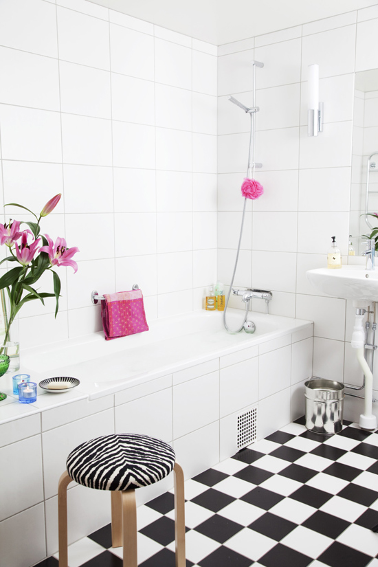 Scandinavian bathroom with white tiles and colorful accessories. Photo by Linda Romppla #bathroom