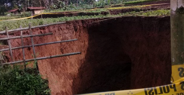 Bahaya! Lubang Misterius Tiba-tiba Muncul dan Makin Besar di Sukabumi Bahaya! Lubang Misterius Tiba-tiba Muncul dan Makin Besar di Sukabumi