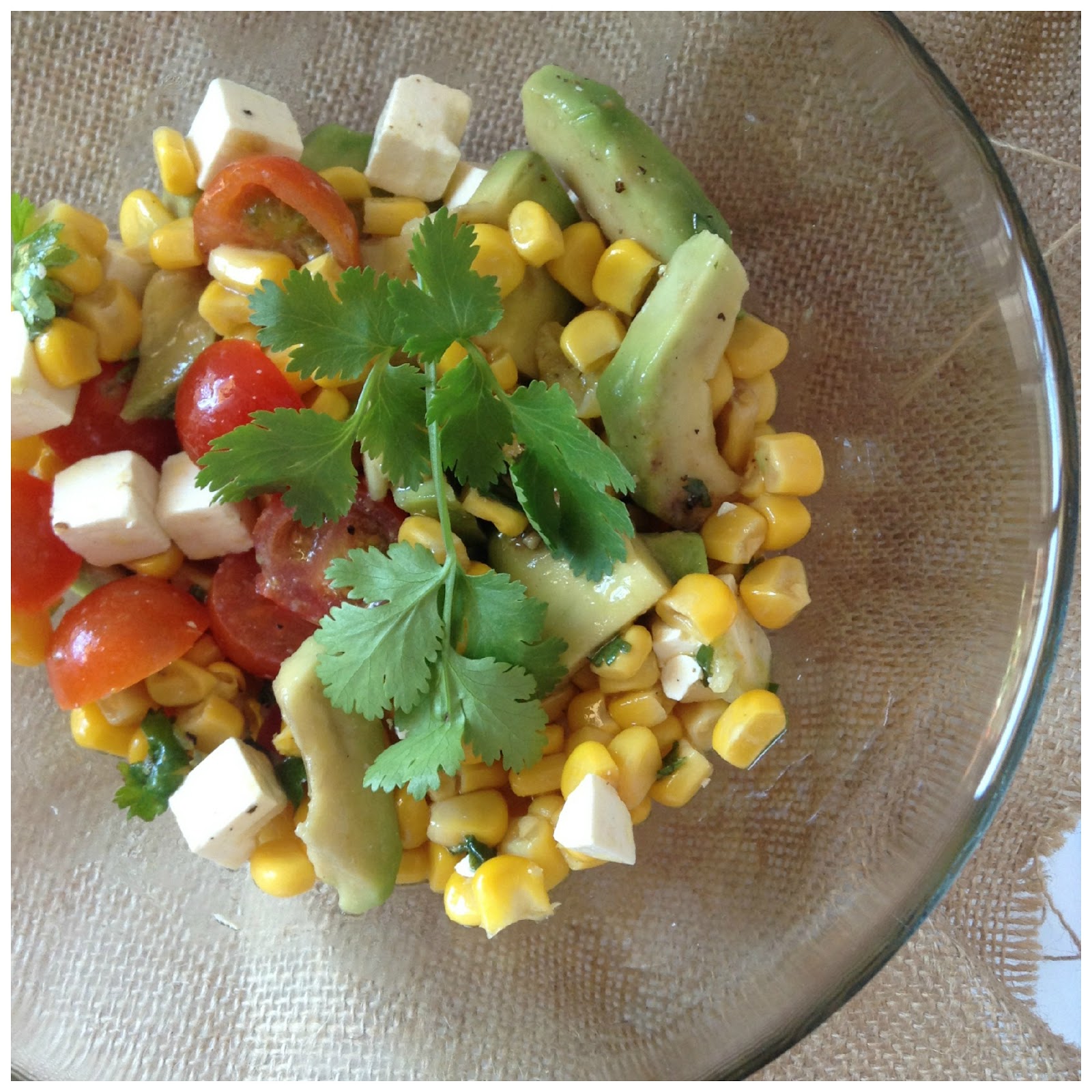 y tan flamenca! receta ensalada tibia de maíz, aguacate y feta