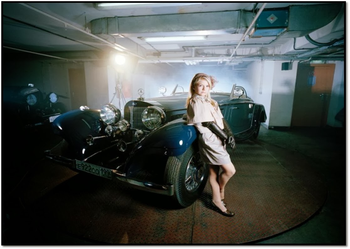Russenko 2014, Expo Photo la Russie au dela des mythologies Littles Adults Anna Skladmann, Irina dans son garage voiture de luxe