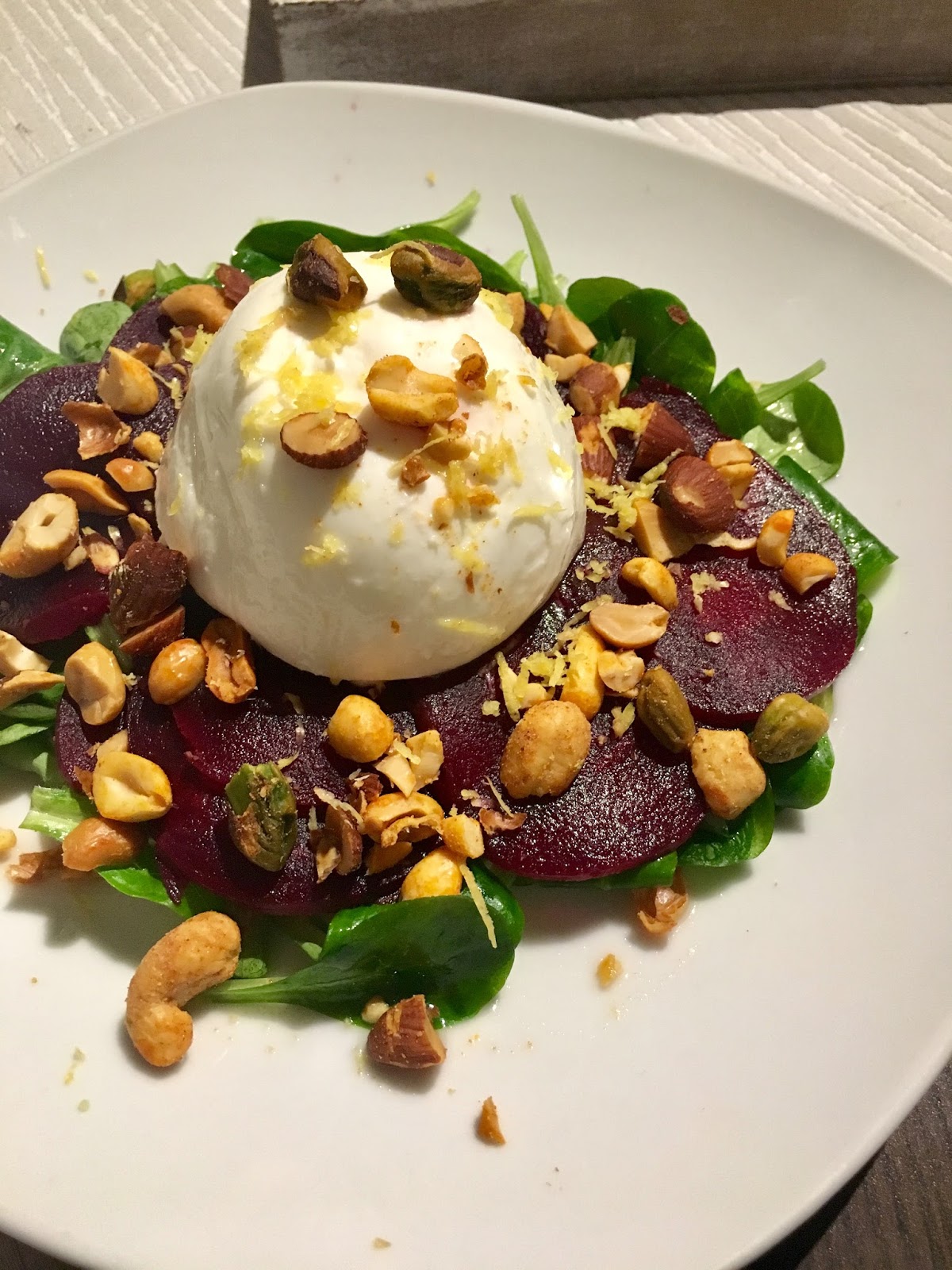 Burrata mit Rote-Bete-Carpaccio und Feldsalat