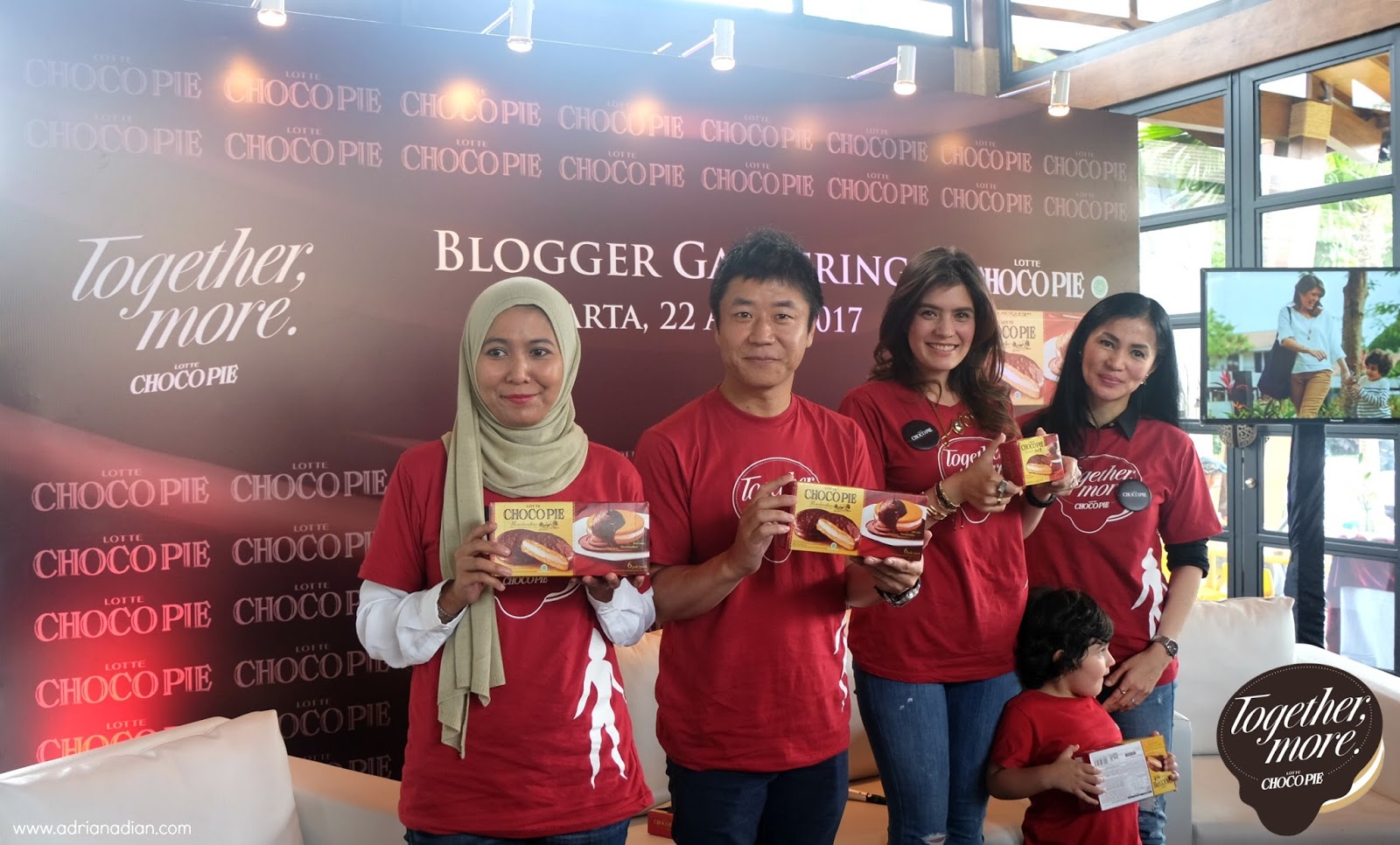 Together, more Lotte Choco Pie Together, more Lotte Choco Pie