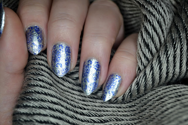 Paznokciowy look - niebieski odcień srebra