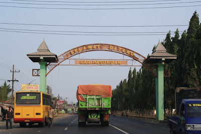gapura tanda batas masuk wilayah kabupaten Pasuruan