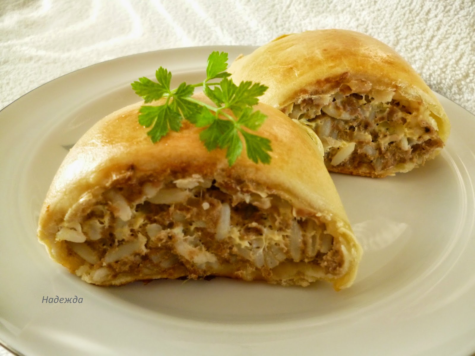 Рулет с мясом из слоеного теста