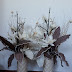 2 beige vazen met "bloem decoratie"