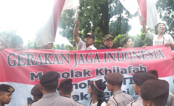 Mau Tandingi Aksi Munajat 212, Pendukung Jokowi Malah Bubar Karena Hujan Mau Tandingi Aksi Munajat 212, Pendukung Jokowi Malah Bubar Karena Hujan