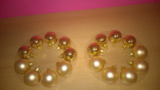 Weihnachtsglaskugeln in der Größe 3 cm.