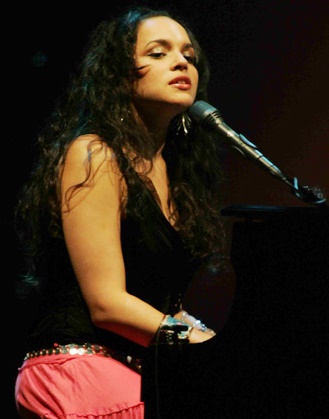 Norah Jones Foto de Norah Jones cantando en concierto