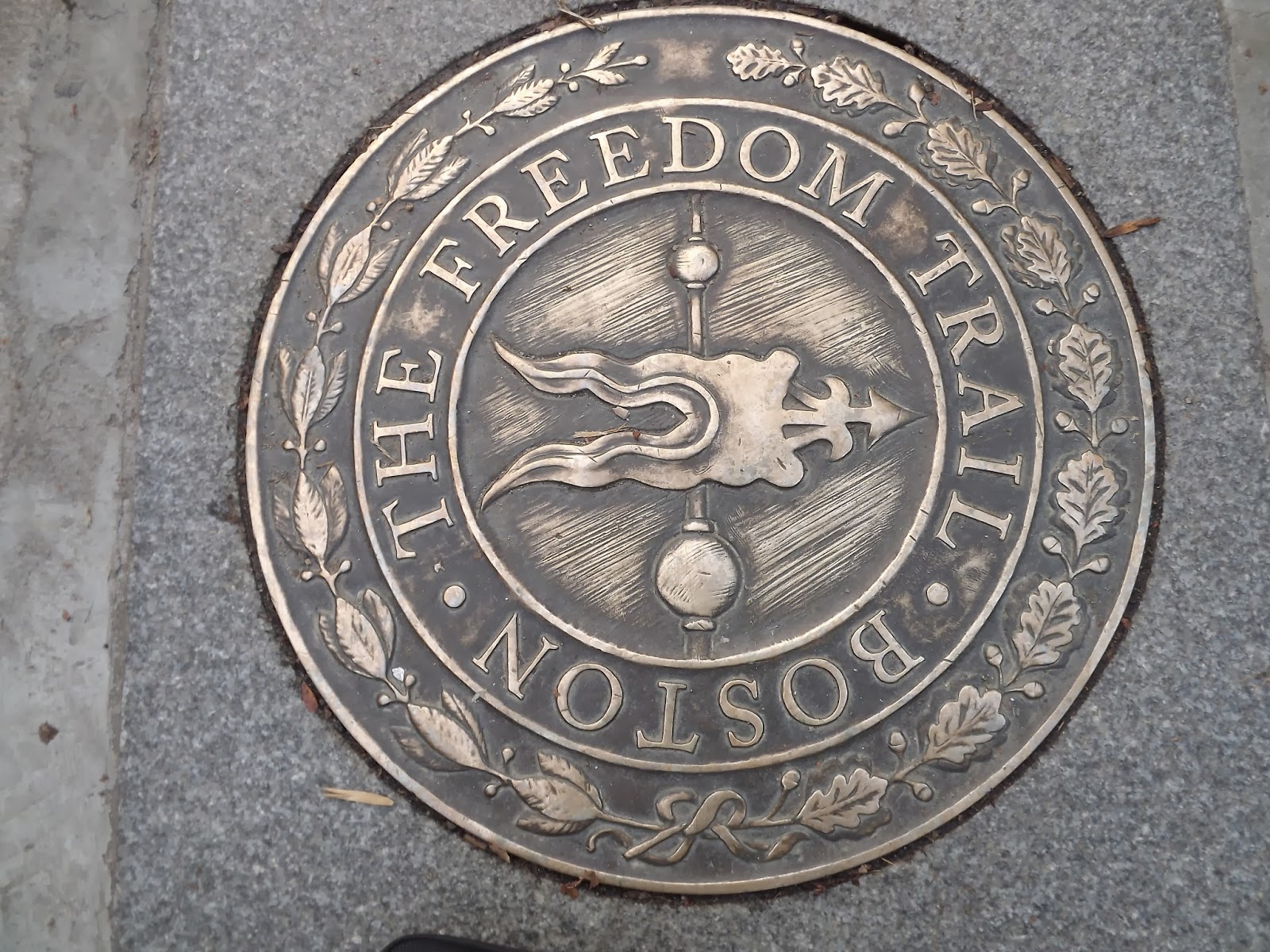 Знак 1951. Тропа свободы Бостон. Тропа свободы (Freedom Trail) в Бостоне. Тропа свободы Бостон фото достопримечательности. Лагерь свободы в Бостоне.