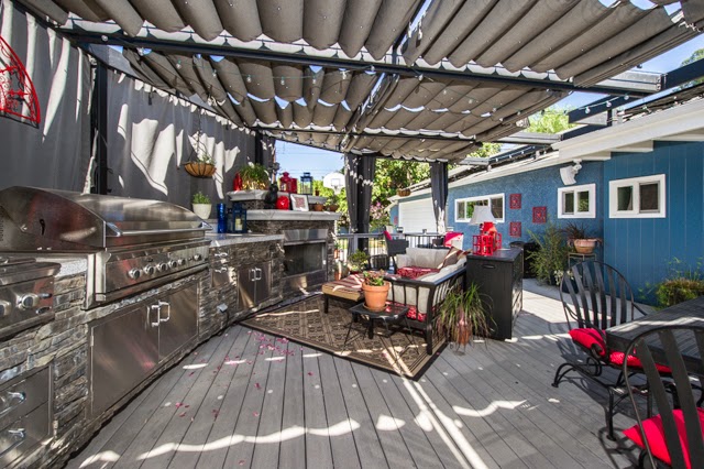 Gorgeous outdoor patio and covered kitchen :: OrganizingMadeFun.com