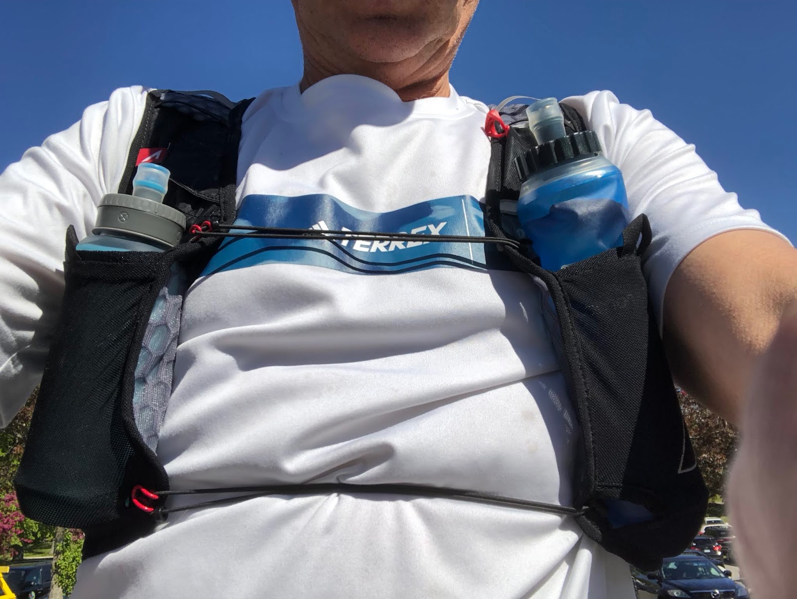 Road Trail Run UltrAspire Momentum Race Vest Review Maximum Carry in