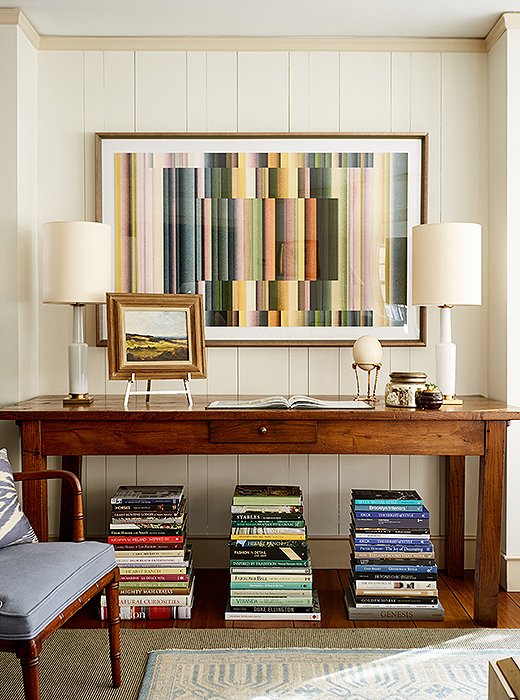 Gorgeous console table in Connecticut farmhouse of Debbie Propst of One King's Lane - found on Hello Lovely Studio