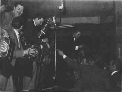 Alberto Marino con Hugo Baralis director de su Orq. en 1960