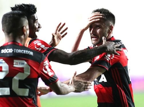 Flamengo pressiona, vira no final contra o Cruzeiro e cola no Palmeiras