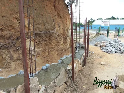 Execução do muro de pedra rústica tipo pedra moledo na face da frente do muro e no enchimento com pedra rachão sendo muro de pedra com junta seca sem massa nas juntas.