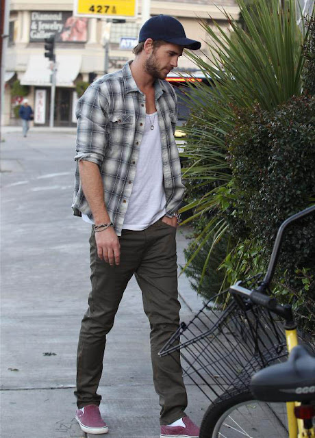 Liam Hemsworth Out For Lunch | Oh yes I am