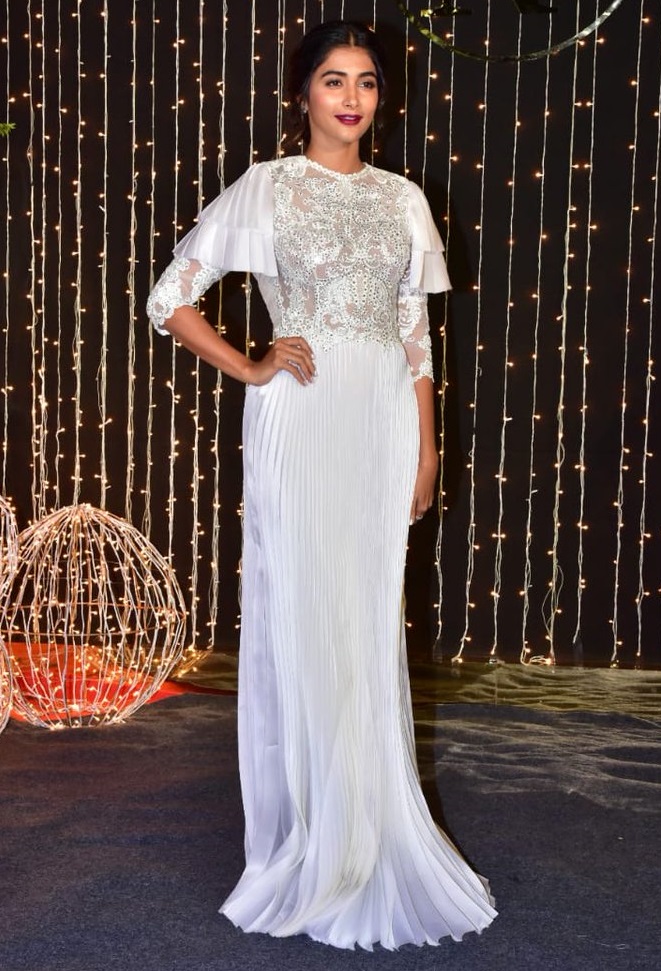 Catch the latest pictures of Kiara Advani and Pooja Hegde. Both look