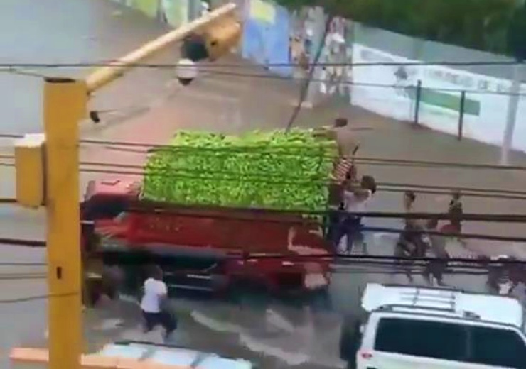 Video: Saquean camión cargado de guineos en Santiago Video: Saquean camión cargado de guineos en Santiago