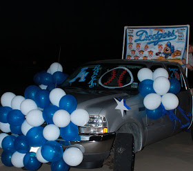 Dodgers T-Ball 2011: Time to decorate our Opening Day parade truck!!